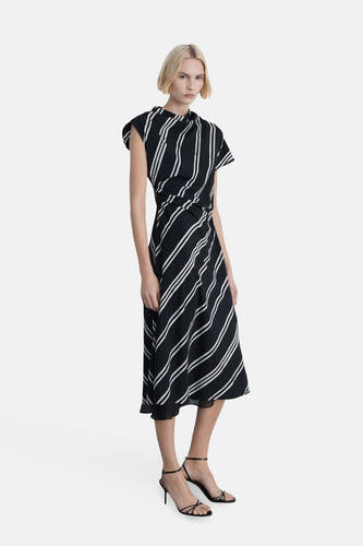 Jupe sans manches noire de MANGO, avec un motif à rayures et une taille drapée, en vue latérale.