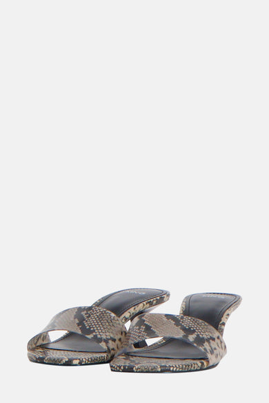 Beige sandalen van MANGO met slangenprint en open teen.