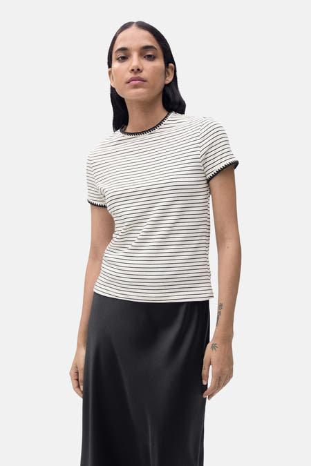 Beige T-shirt met korte mouwen van MANGO, met een gestreept patroon en zwarte afwerking.