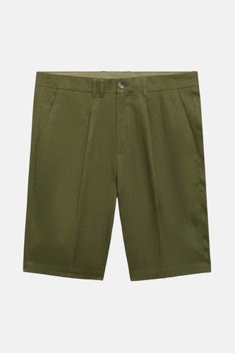 Groene short van MANGO, met plooien en zakken, op een witte achtergrond.
