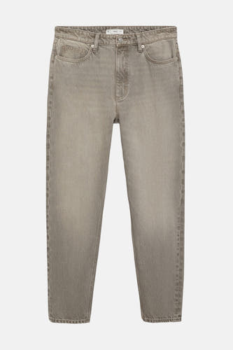 Grijze tapered jeans van MANGO, met vijf zakken en een stonewashed denim textuur.