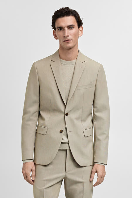 Beige blazer van MANGO, gedragen met een bijpassende trui en pantalon.