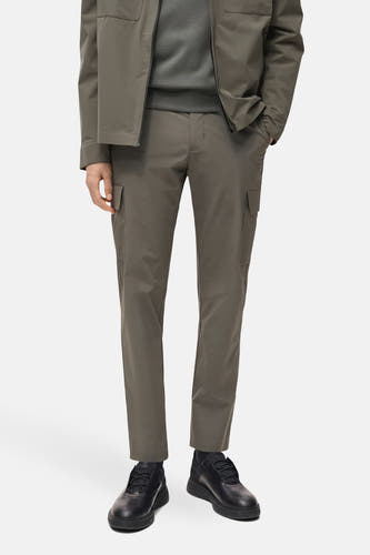 Pantalon vert de MANGO avec poches cargo, associé à un pull et une veste verts.