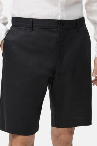 Zwarte short van MANGO, met een sluiting met knoop en een steekzak.