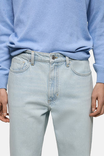 Lichtblauwe tapered jeans van MANGO, met zakken en een knoopsluiting.