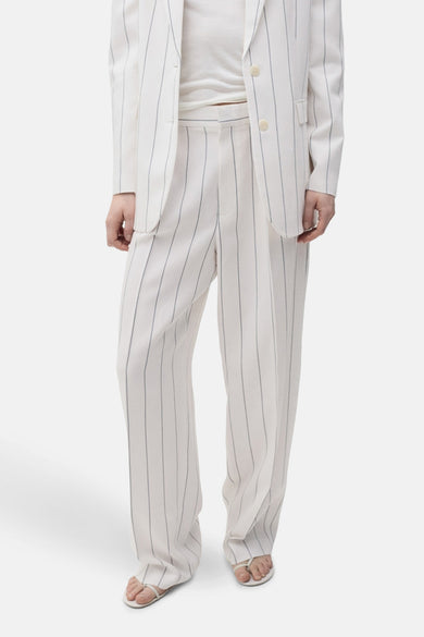 Wit, gestreept broekpak met losse pasvorm.