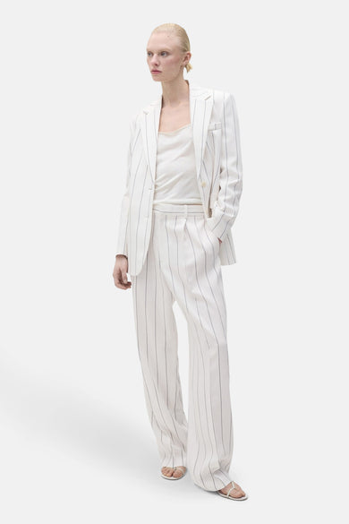 Vrouw in gestreept wit pak.