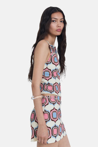 Multikleurige korte rok van MANGO, met een retro geometrisch patroon en een zilverkleurige kettingriem.