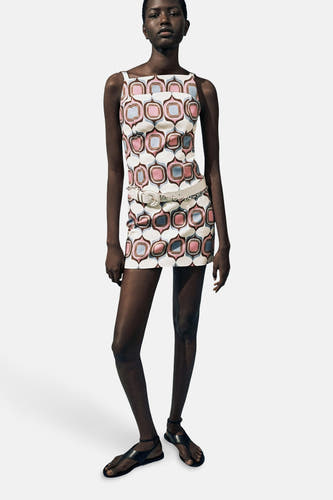 Multikleurige korte rok van MANGO, met retro grafisch patroon en smalle witte riem.
