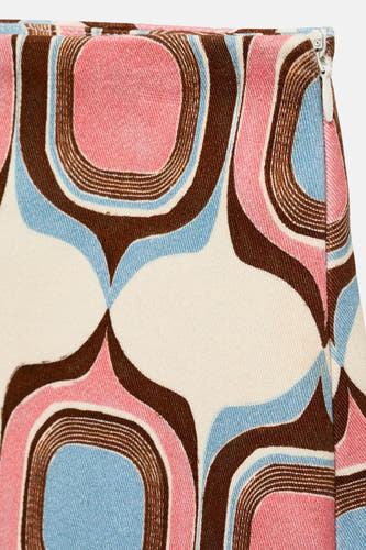 Multikleurige korte rok van MANGO, met een retro geometrisch patroon en een blinde rits.
