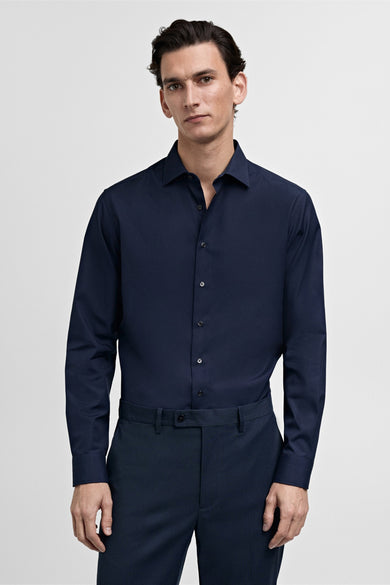 Chemise bleue à manches longues de MANGO, vue de dos, assortie à un pantalon assorti.