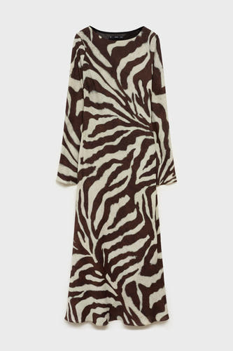 Robe brune à longues manches de MANGO, avec un motif imprimé zèbre distinctif sur toute la robe.