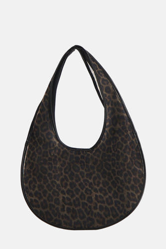 Sac à main marron de MANGO, avec un imprimé léopard et des détails noirs.