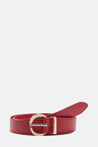 Ceinture rouge de MANGO, avec boucle dorée, sur un fond blanc.