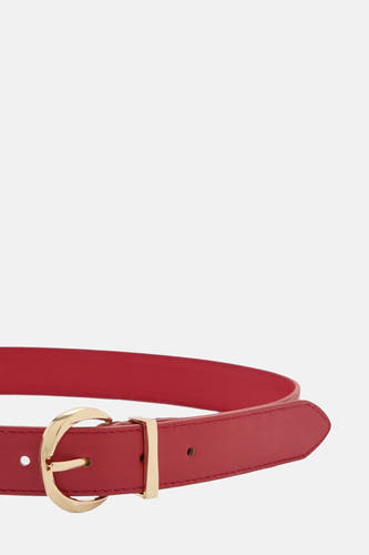 Rode riem van MANGO, met gouden gesp, op een witte achtergrond.
