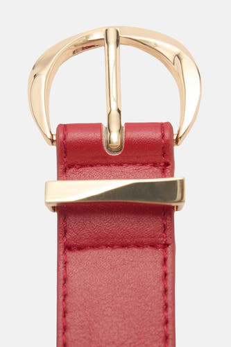 Ceinture rouge de MANGO, avec une boucle dorée et des points le long des bords.