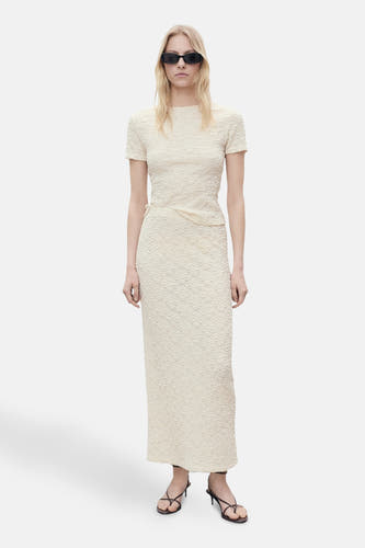 Longue jupe écru de MANGO, avec une subtile texture et un détail drapé à la taille.