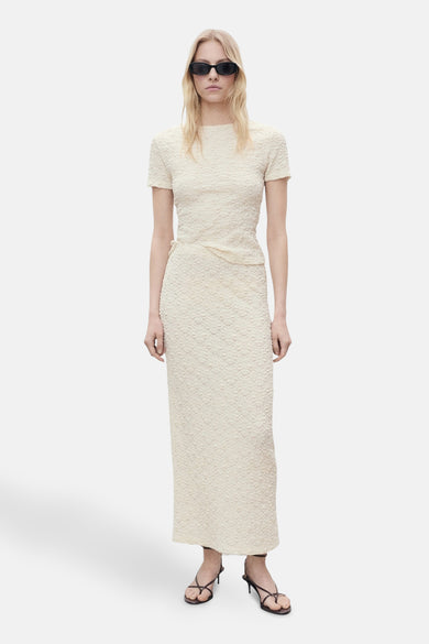 Lange ecru rok van MANGO, met een subtiele textuur en een gedrapeerd detail aan de taille.