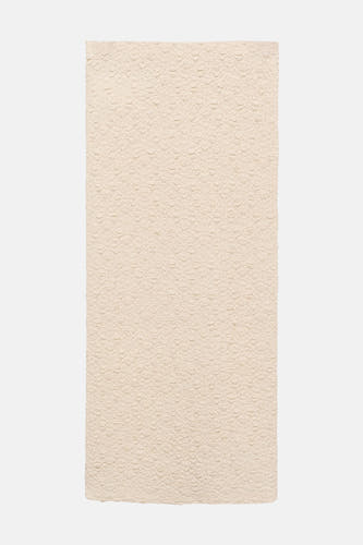Robe longue écru de MANGO, avec un subtil motif floral et une fine texture tissée.