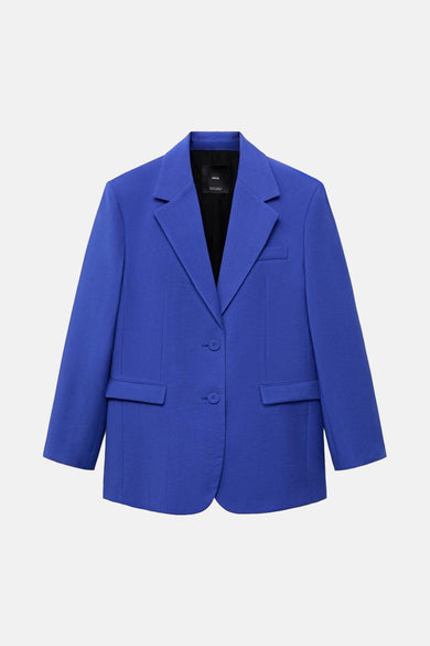 Blauwe blazer van MANGO, met een zwarte voering en twee knopen, op een witte achtergrond.