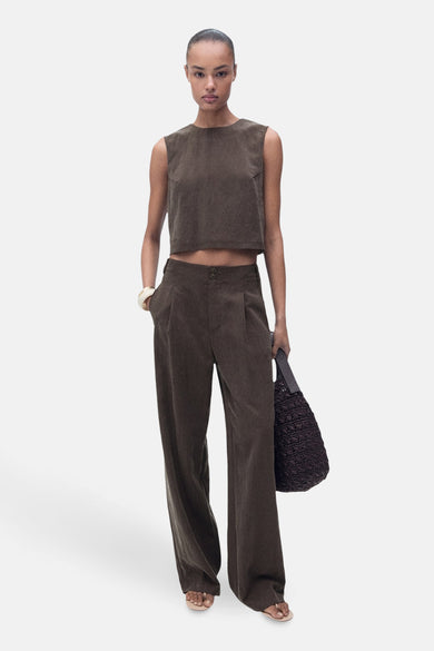 Bruine blouse zonder mouwen van MANGO, gedragen met bijpassende broek en een gehaakte tas.