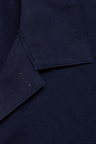 Chemise bleue à manches courtes de MANGO, gros plan sur le col et les détails des boutons.