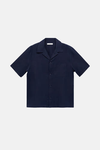 Chemise bleue à manches courtes de MANGO, avec col boutonné et poche poitrine.