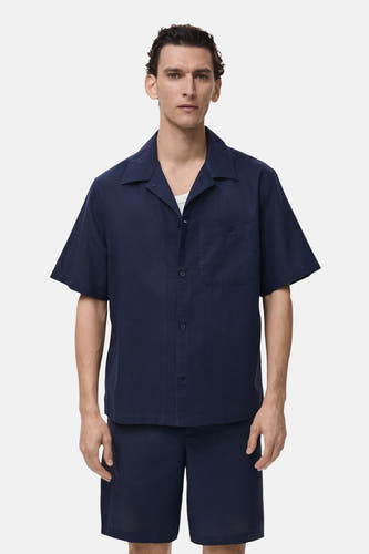 Chemise bleue à manches courtes de MANGO, avec col boutonné et poche poitrine.