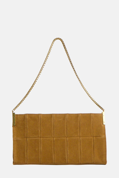 Bruine handtas van MANGO met goudkleurige ketting als schouderband en rechthoekige blokkenpatroon.
