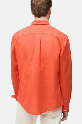 Chemise orange à manches longues de MANGO, vue de derrière avec un pli.