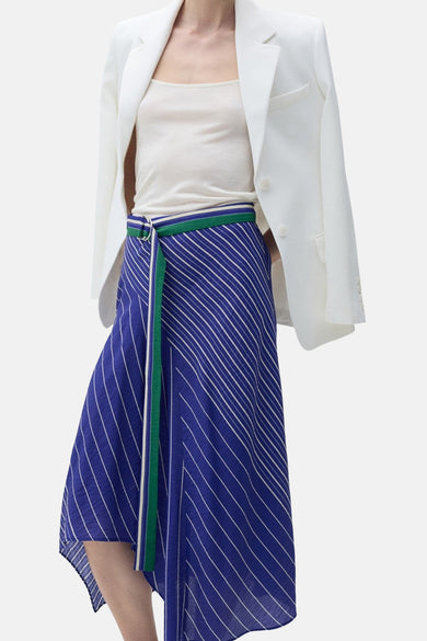 Longue robe bleue de MANGO, avec des rayures blanches et une ceinture verte.