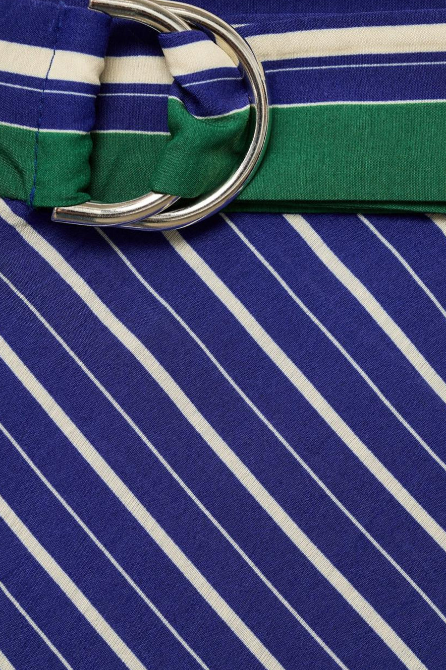 Lange blauwe rok van MANGO, met diagonale strepen en een decoratieve riem met zilverkleurige gesp.
