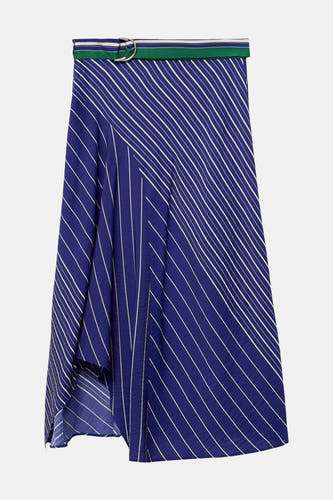 Lange blauwe rok van MANGO, met witte strepen en een groene riem met zilveren gesp.