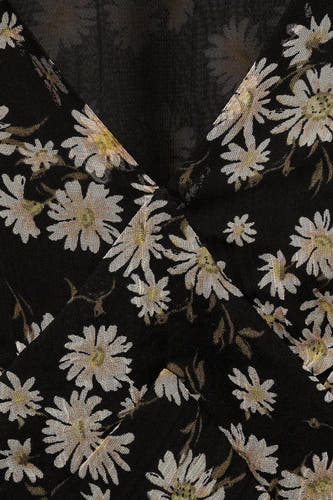 Zwarte jurk met korte mouwen van MANGO, bedrukt met een patroon van witte bloemen.