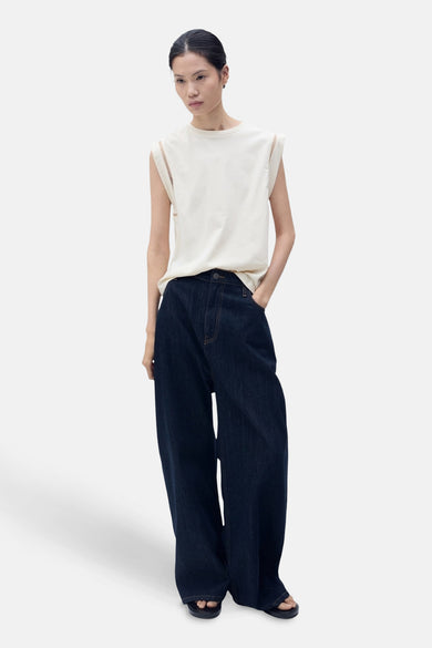 T-shirt beige sans manches de MANGO, avec des détails découpés sur les épaules.