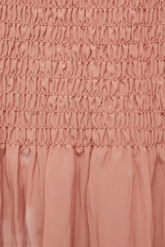 Roze rok van MANGO, met smockwerk en een doorschijnende stof.