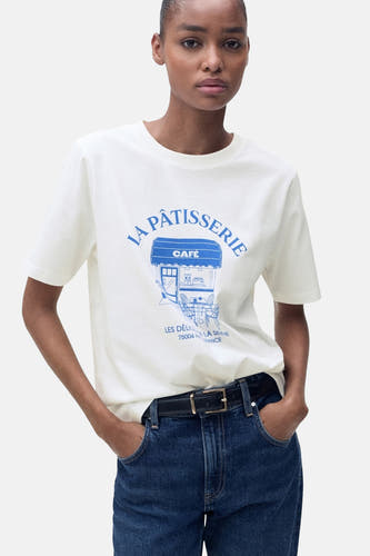 T-shirt blanc à manches courtes de MANGO, avec une coupe décontractée et un style simple.