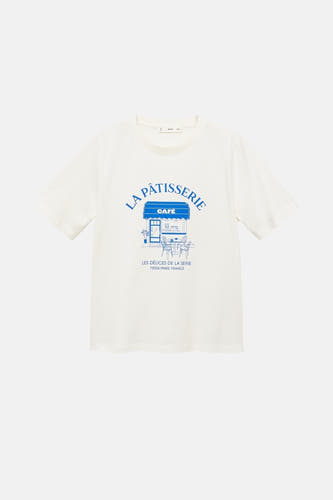 T-shirt blanc à manches courtes de MANGO, avec une impression bleue d'une pâtisserie française.