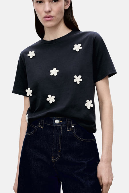 Blauw T-shirt met korte mouwen van MANGO, versierd met witte bloem applicaties.