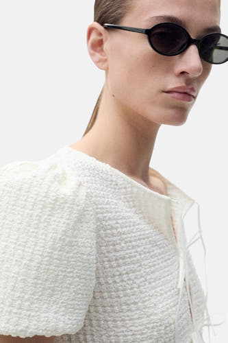 Witte blouse met korte mouwen van MANGO, met een geweven textuur en decoratieve strikbandjes.