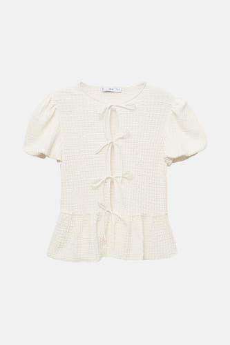 Witte blouse met korte mouwen van MANGO, met geknoopte details en pofmouwen.
