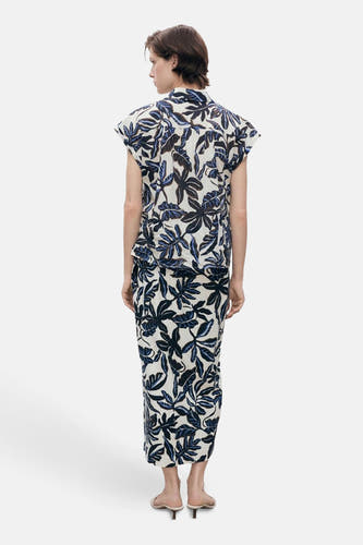 Multicolor rok van MANGO, met blauwe en zwarte bladerenprint, gezien van achteren.

