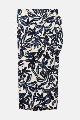 Multikleurige rok van MANGO, met een bladerenpatroon in blauw en bruin op een crèmekleurige achtergrond.

