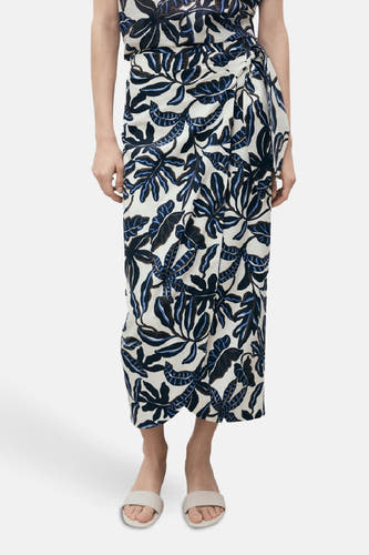 Multikleurige rok van MANGO, met een tropisch bladmotief in blauw en zwart.