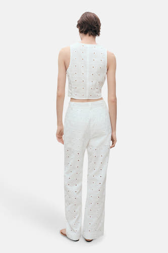 Witte mouwloze blouse van MANGO, met broderie details en een bijpassende broek.