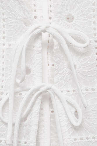 Witte mouwloze blouse van MANGO, met broderie anglaise en strikdetails.