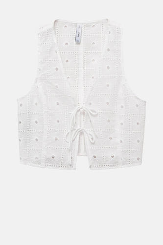 Witte mouwloze blouse van MANGO, met een opengehaakt patroon en koordsluiting.
