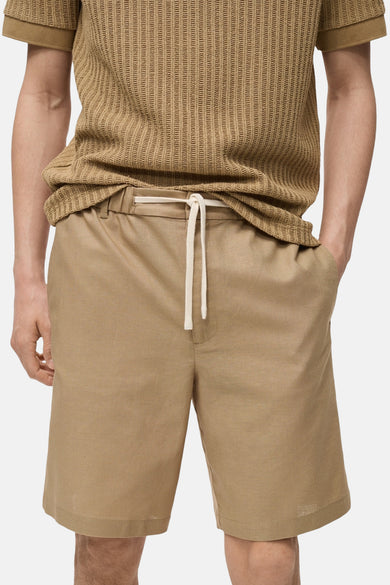 Beige short van MANGO, met trekkoord in de taille en steekzak in de zijnaad.