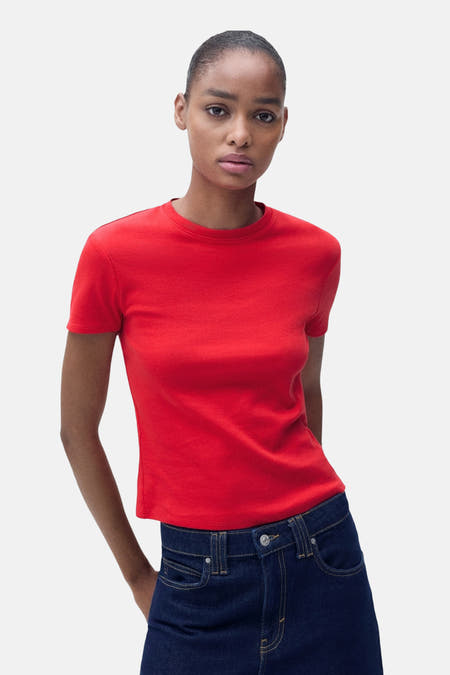 Rood T-shirt met korte mouwen van MANGO, gecombineerd met een donkerblauwe jeans.