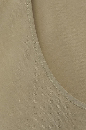 Blouse sans manches k couleur kaki de MANGO, avec une finition discrète brodée.